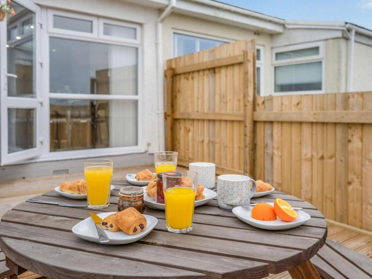 3-Bed 5-6 Berth Modernised Bungalow! Tenby Εξωτερικό φωτογραφία